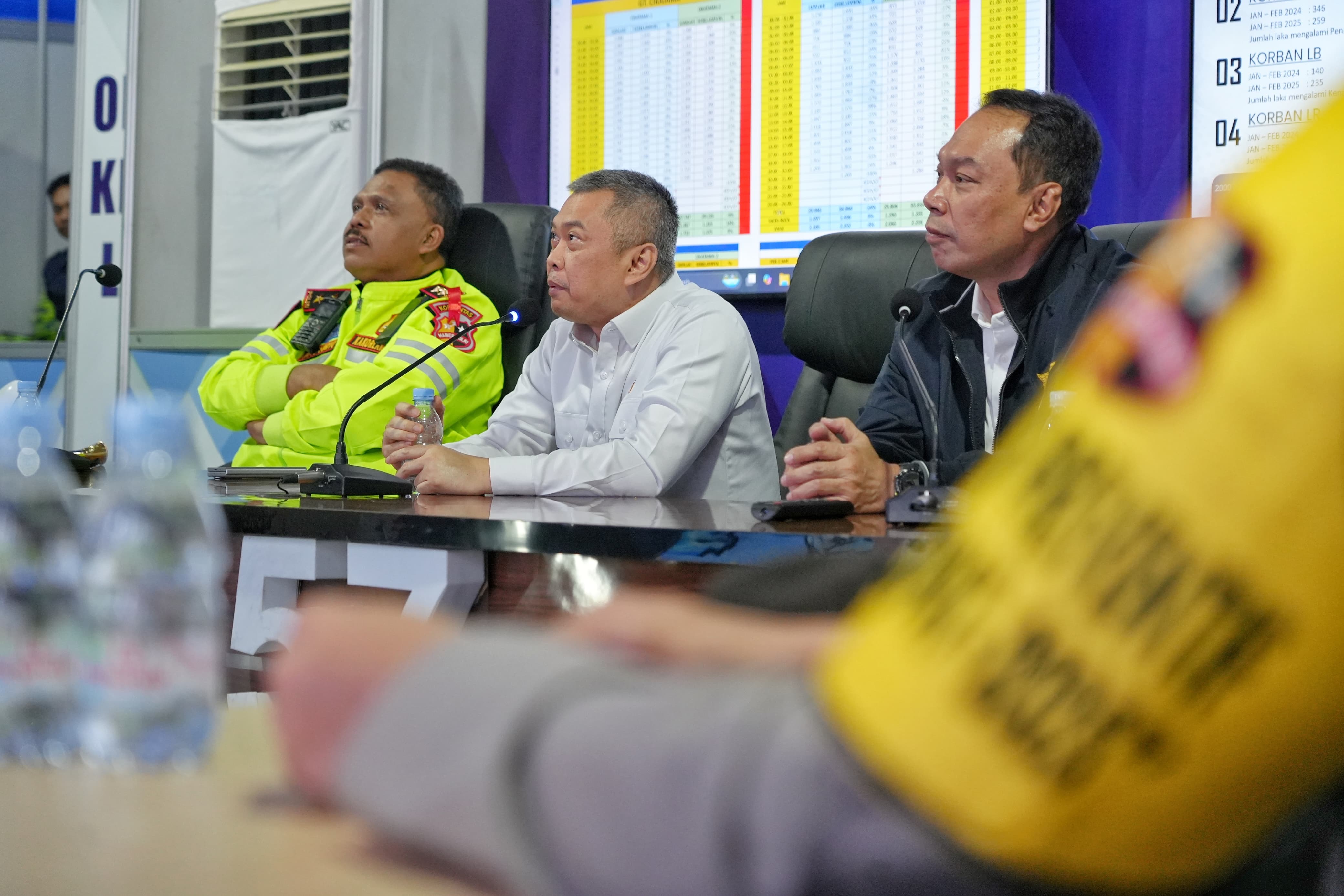 Menteri Perhubungan Dudy Purwagandhi bersama Kakorlantas Polri Irjen Pol. Agus Suryonugroho memantau sejumlah titik pergerakan pemudik Lebaran di jalur tol keluar masuk Jakarta. (Foto/Kemenhub).