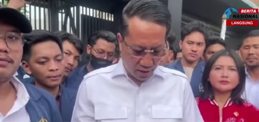 Momen Menteri Hukum, Supratman Andi Agtas, saat temui mahasiswa Universitas Trisakti yang menggelar demonstrasi  terkair RUU TNI. (Foto/Doc. BeritaNasional)