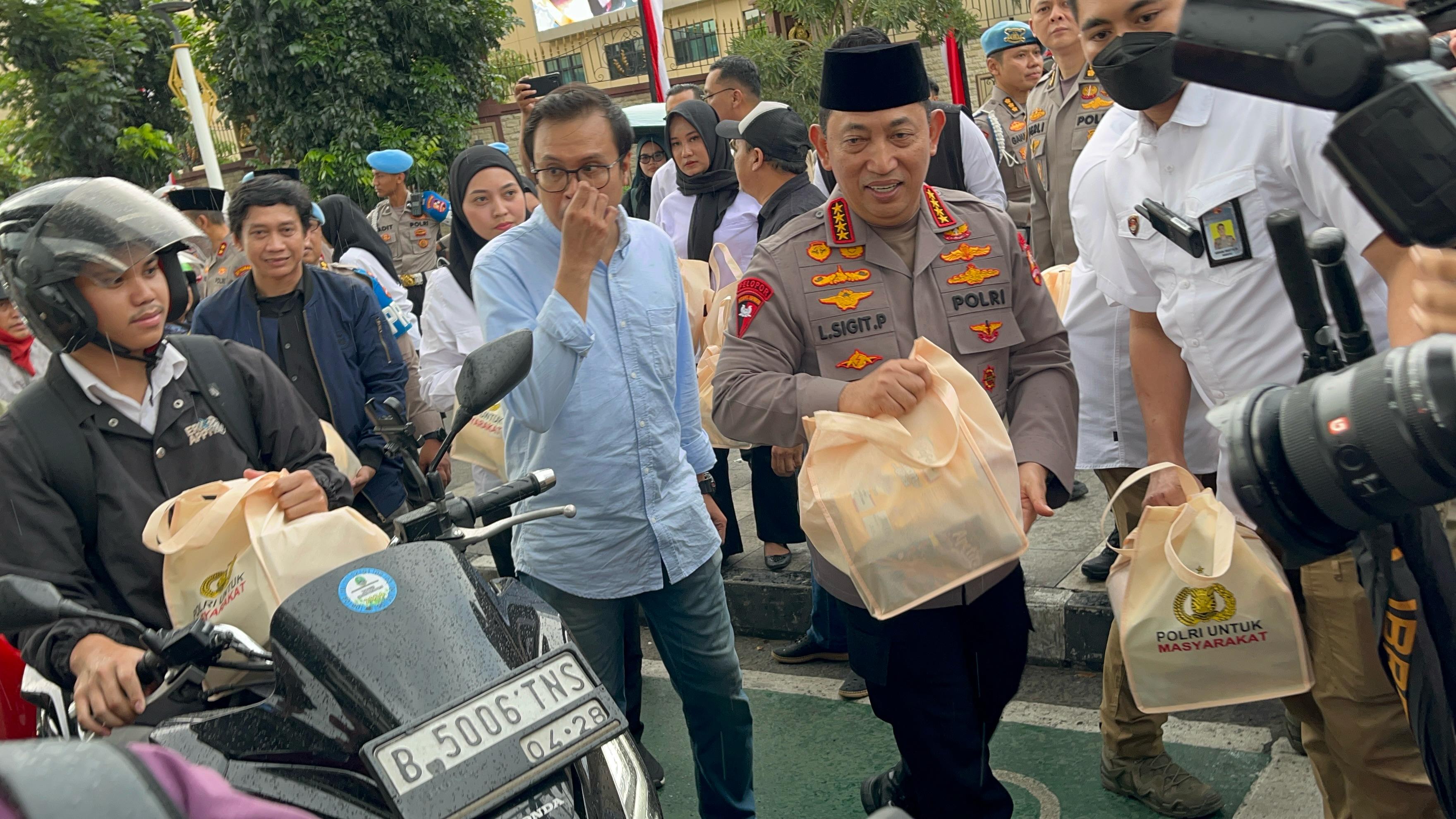 Kapolri Jenderal Pol Listyo Sigit Prabowo saat membagikan takjil. (BeritaNasional/Bachtiarudin Alam))