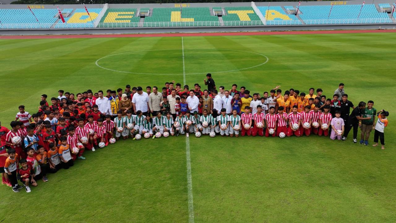 Momen Kedekatan Presiden Prabowo Subianto dengan Anak-anak di Stadion Gelora Delta, Sidoarjo. (Foto/BPMI Setpres)