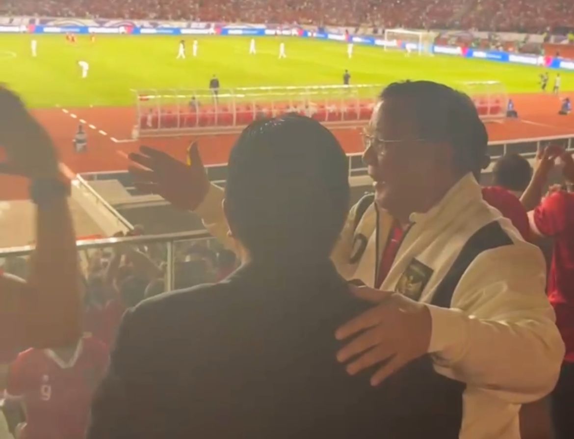 Momen Prabowo Rayakan Selebrasi Gol Ole Romeny di GBK, Sambil Ajak Tos Erick Thohir. (Foto/Tim Prabowo).