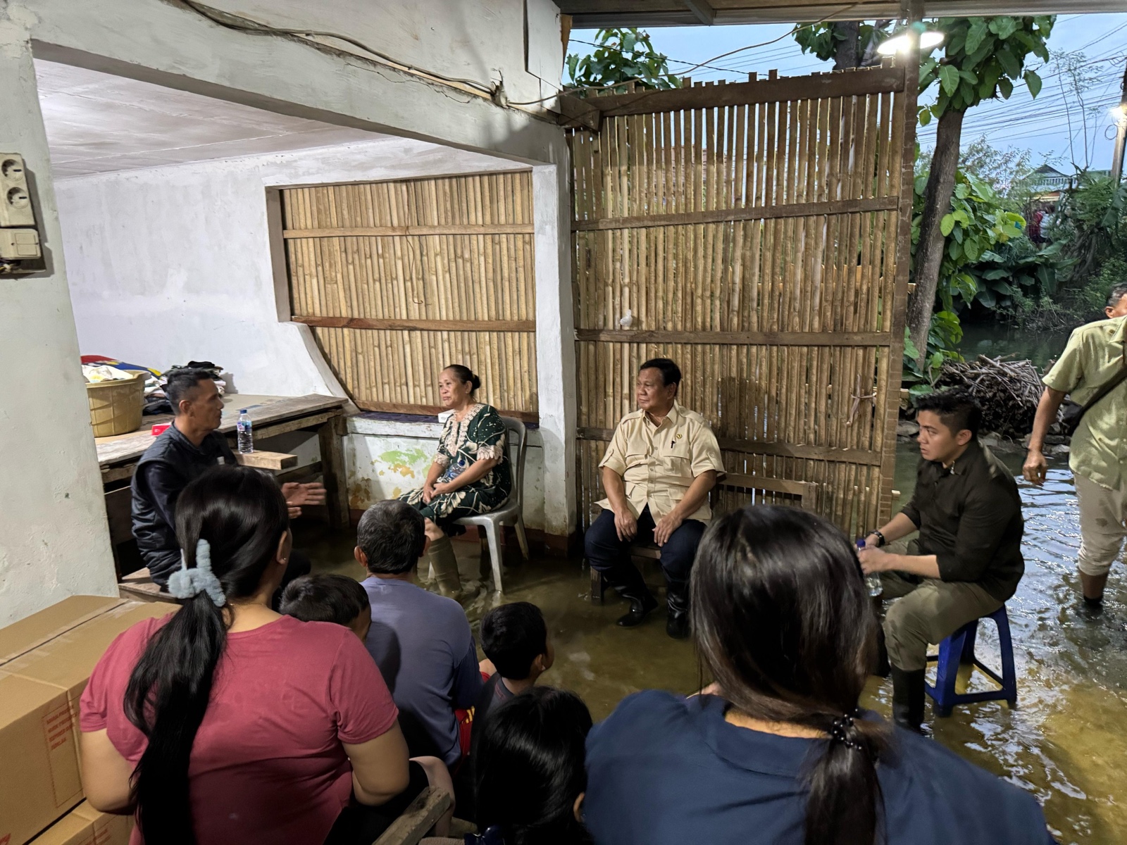 Presiden Prabowo saat mengecek langsung kondisi warga terdampak banjir di Kampung Tambun Inpres. (Foto/Tim Prabowo).