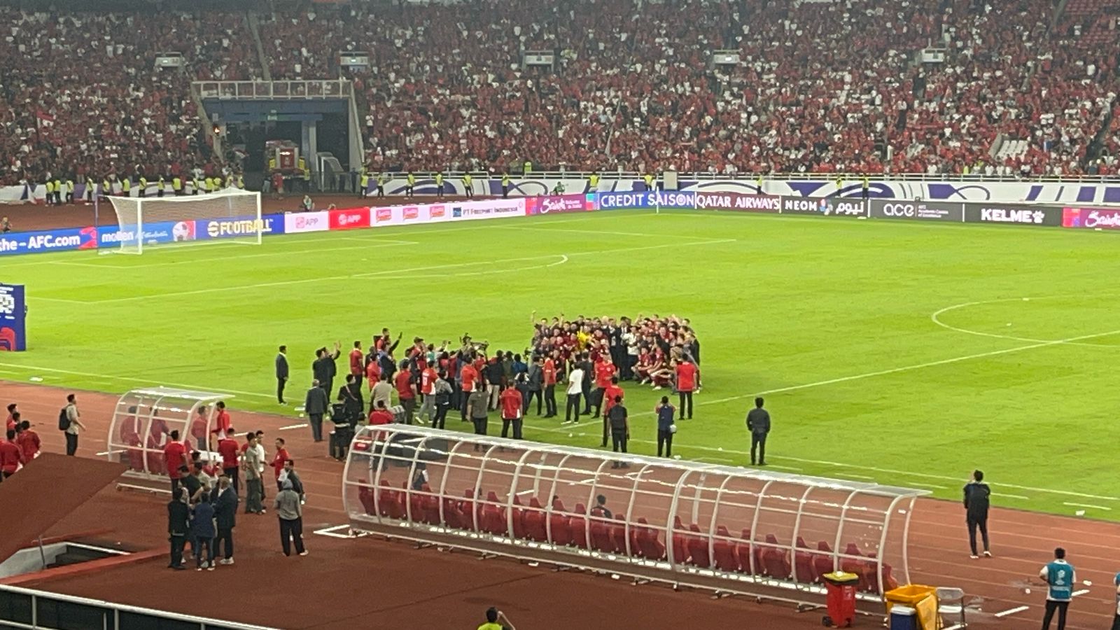 Momen Prabowo Turun ke Lapangan SUGBK untuk Temui Pemain Timnas Indonesia. (BeritaNasional/Harits).