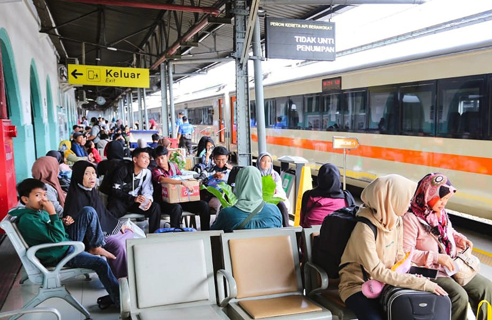 Penumpang mulai memadati Stasiun Pasar Senen. (BeritaNasional/Elvis Sendouw)