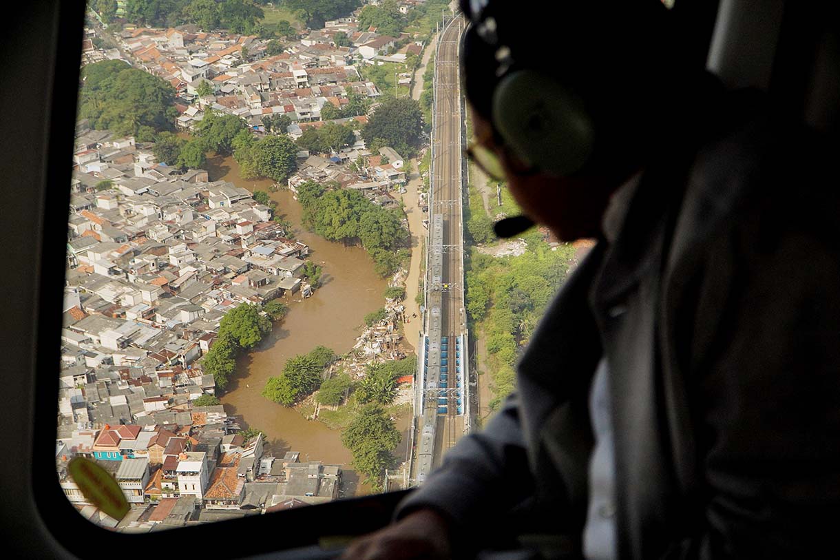 Gubernur DKI Jakarta, Pramono Anung, meninjau kondisi terkini banjir di Jakarta melalui udara dengan menaiki helikopter, Kamis (6/3/2025). (Beritanasional.com/HO/Oke Atmaja)