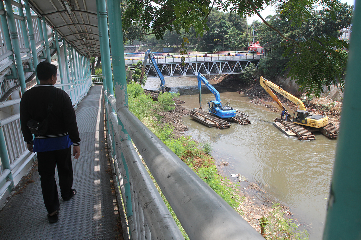 Aktifitas normalisasi Sungai Ciliwung. (BeritaNasional/Okey Atmaja)