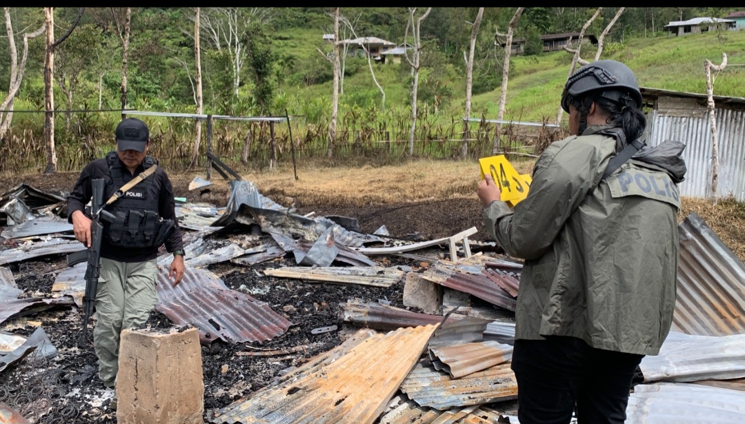 Polri olah TKP di Yahukimo Papua. (BeritaNasional/dok Humas Polri)