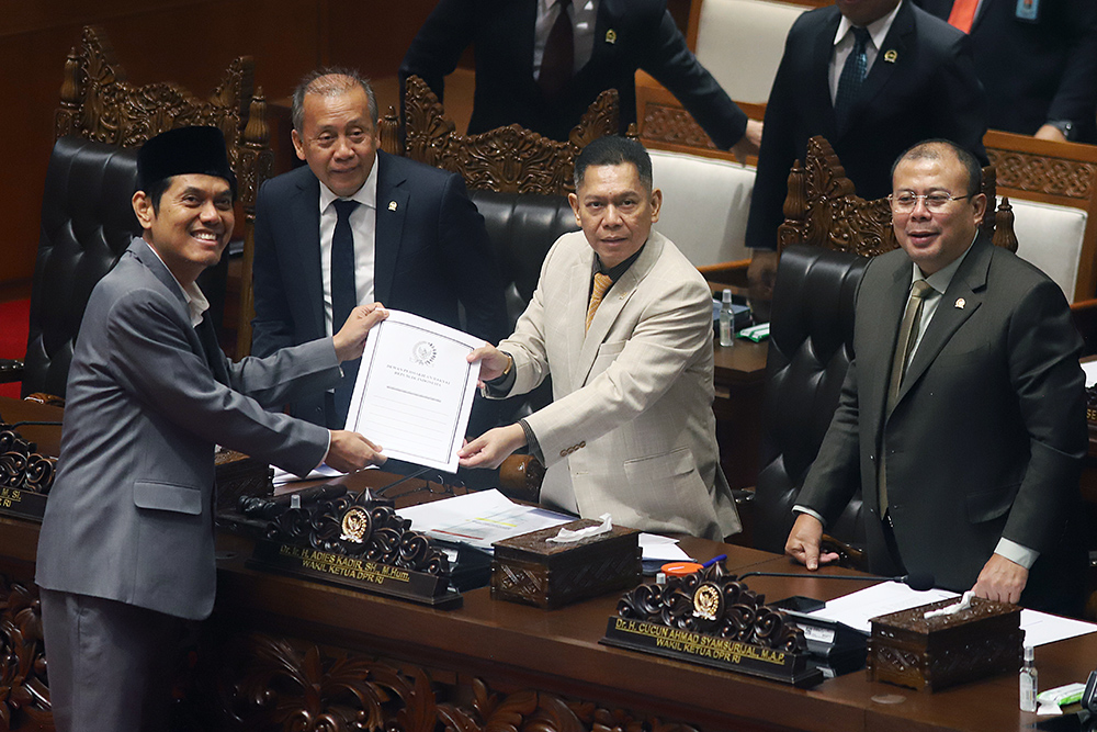 Paripurna DPR RI Ke-14 Masa Persidangan II Tahun Sidang 2024-2025 menyetujui laporan dari Komisi II DPR RI. (BeritaNasional/Elvis Sendouw)