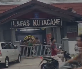 Narapidana berhambur keluar lapas kabur dari pintu utama lapas Kutacane Aceh kemarin. (BeritaNasional/tangkapan layar)