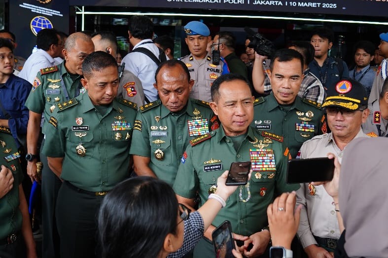 Panglima TNI Jenderal TNI Agus Subiyanto (dua dari kiri) saat diwawancarai. (BeritaNasional/Bachtiarudin Alam)