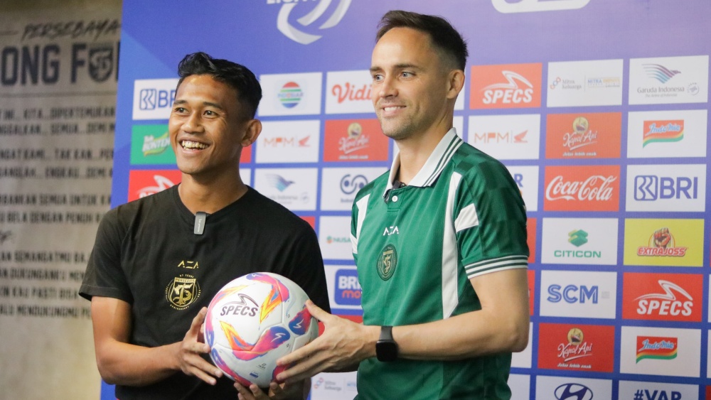 Pelatih Persebaya Paul Munster (kanan). (Foto/LIB)