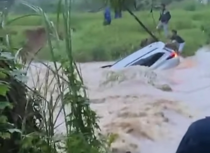 Detik-detik mobil terjungkal dan hanyut terbawa arus banjir di Bekasi (BeritaNasional/tangkapan layar)