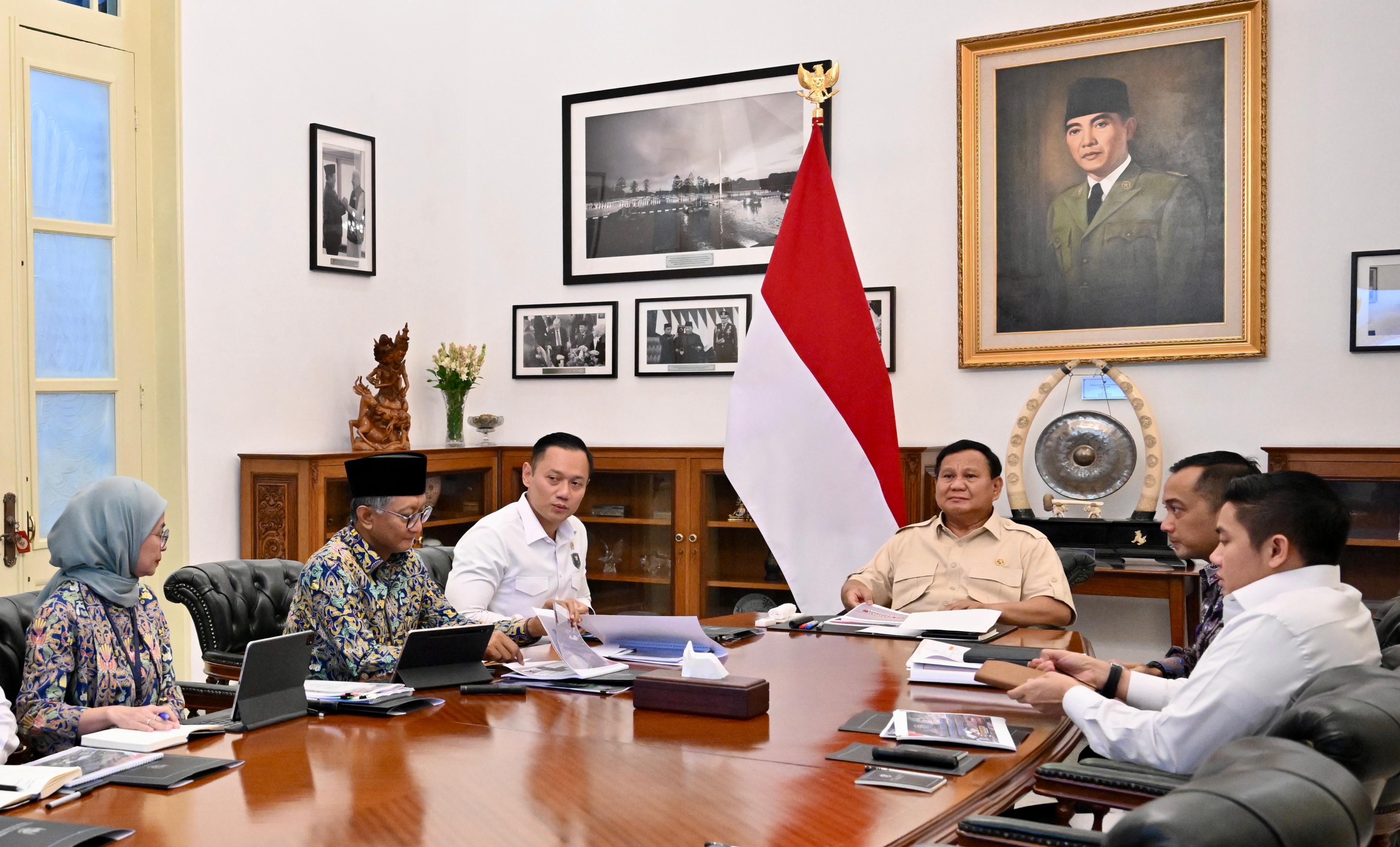 Presiden Prabowo Subianto menggelar rapat terbatas. (Foto/BPMI)