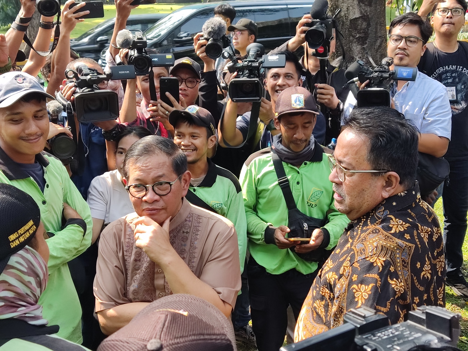 Gubernur dan Wakil Gubernur Jakarta Terpilih Pramono-Rano bersama para mantan gubernur dalam Perayaan Bentang Harapan. (BeritaNasional/Lydia)