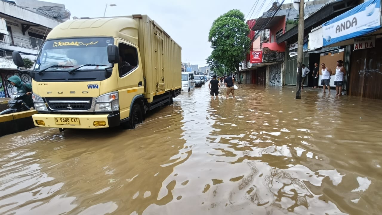 Banjir yang terjadi di Jatinegara, Jakarta Timur. (BeritaNasional/Oke Atmaja)