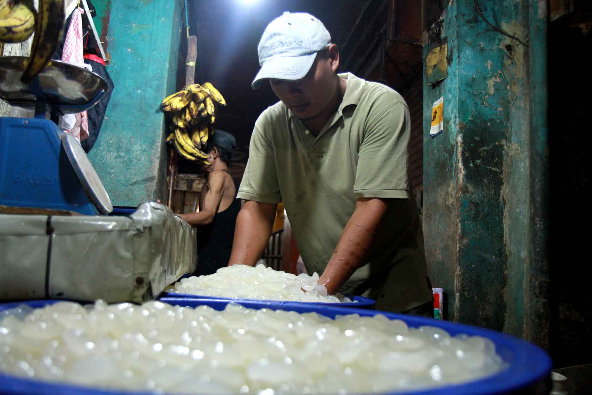 Pedagang membersihkan kolang-kaling di Pasar Senen, Jakarta, Kamis(20/3/2025).  (Beritanasional.com/Oke Atmaja)