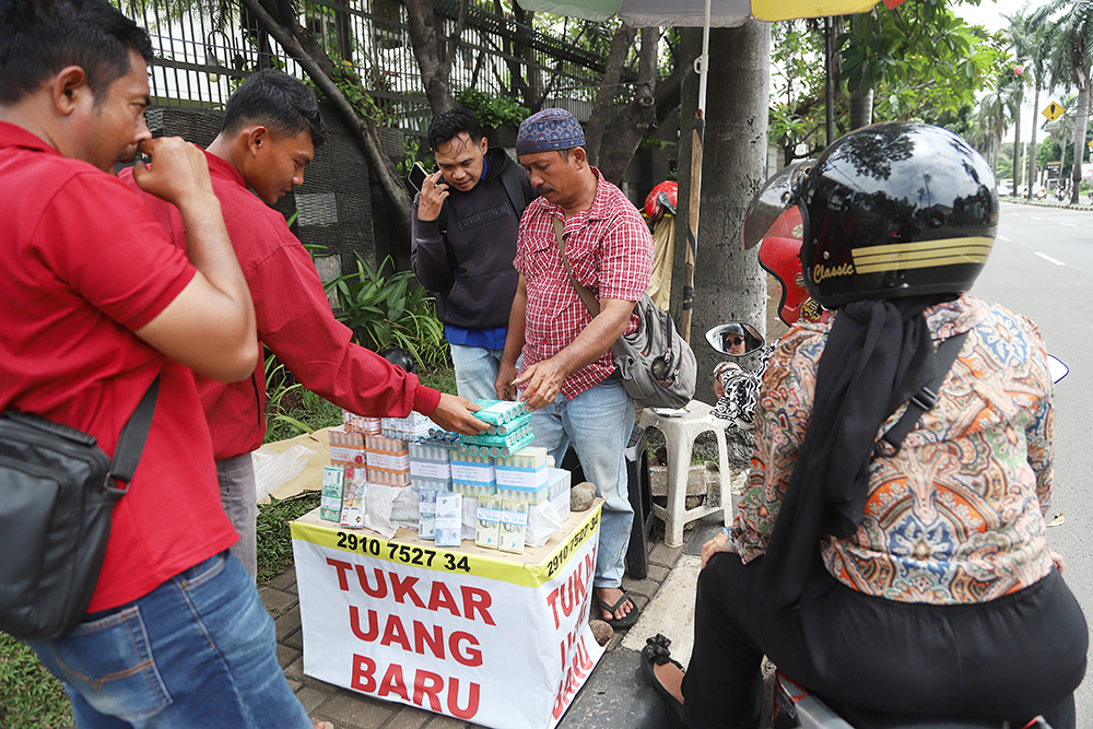 Warga melakukan penukaran uang baru untuk lebaran. (BeritaNasional/Elvis Sendouw)