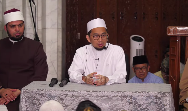 Ustadz Adi Hidayat. (Foto/Youtube UAH Official)