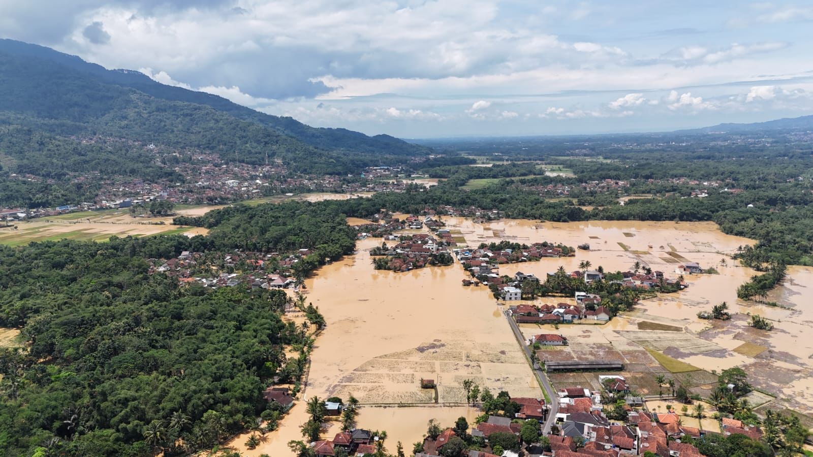 Banjir melanda Kabupaten Tasikmalaya. (BeritaNasional/BNPB)