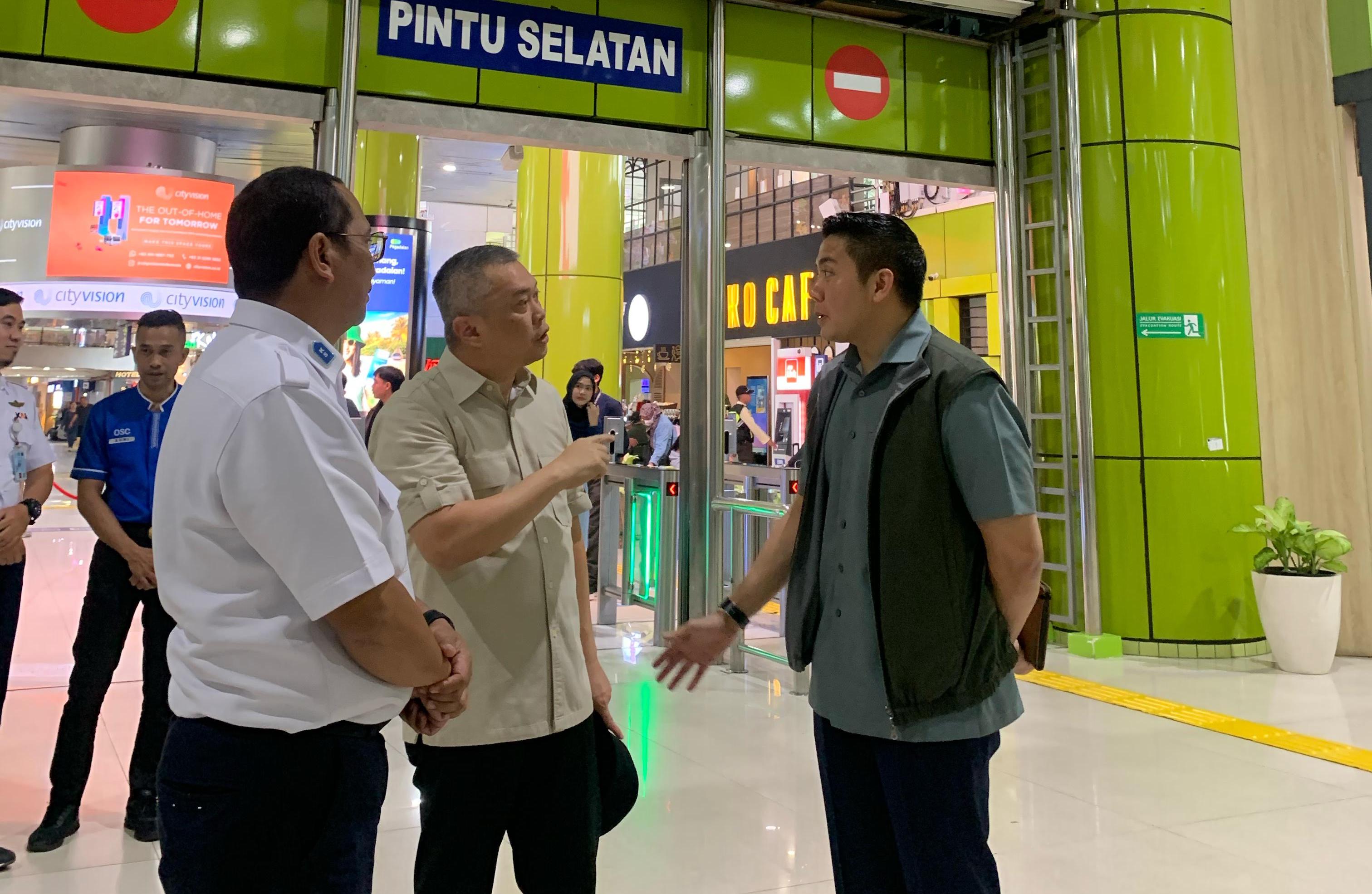 Menteri Perhubungan Dudy Purwagandhi bersama Sekretaris Kabinet Teddy Indra Wijaya mengecek dan meninjau langsung Stasiun Gambir. (Foto/Kemenhub).