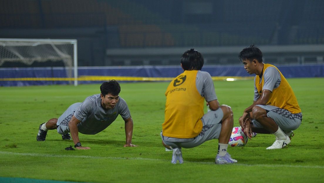 Bek Persib Achmad Jufriyanto melakukan push-up pada sesi latihan di Stadion Gelora Bandung Lautan Api, Jumat, 21 Maret 2025. (Foto/persib.co.id)