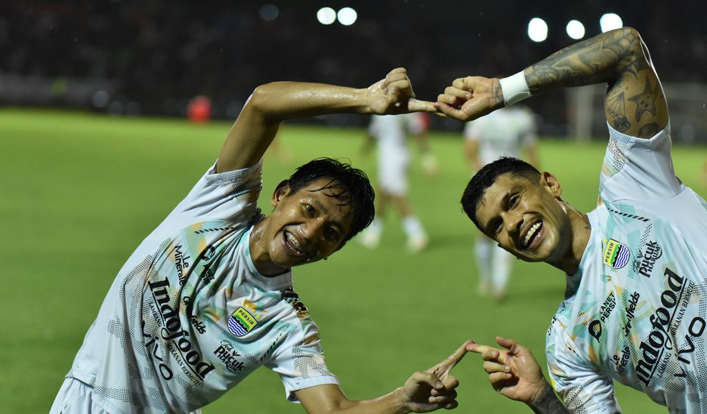 Para pemain Persib Bandung berselebrasi merayakan gol ke gawang Semen Padang. (Foto/persib.co.id)