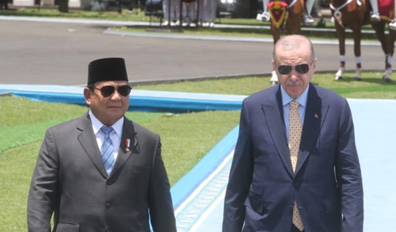 Presiden Turki Recep Tayyip Erdogan (kanan) saat bersama Presiden Indonesia Prabowo Subianto. (BeritaNasional/Oke Atmaja)