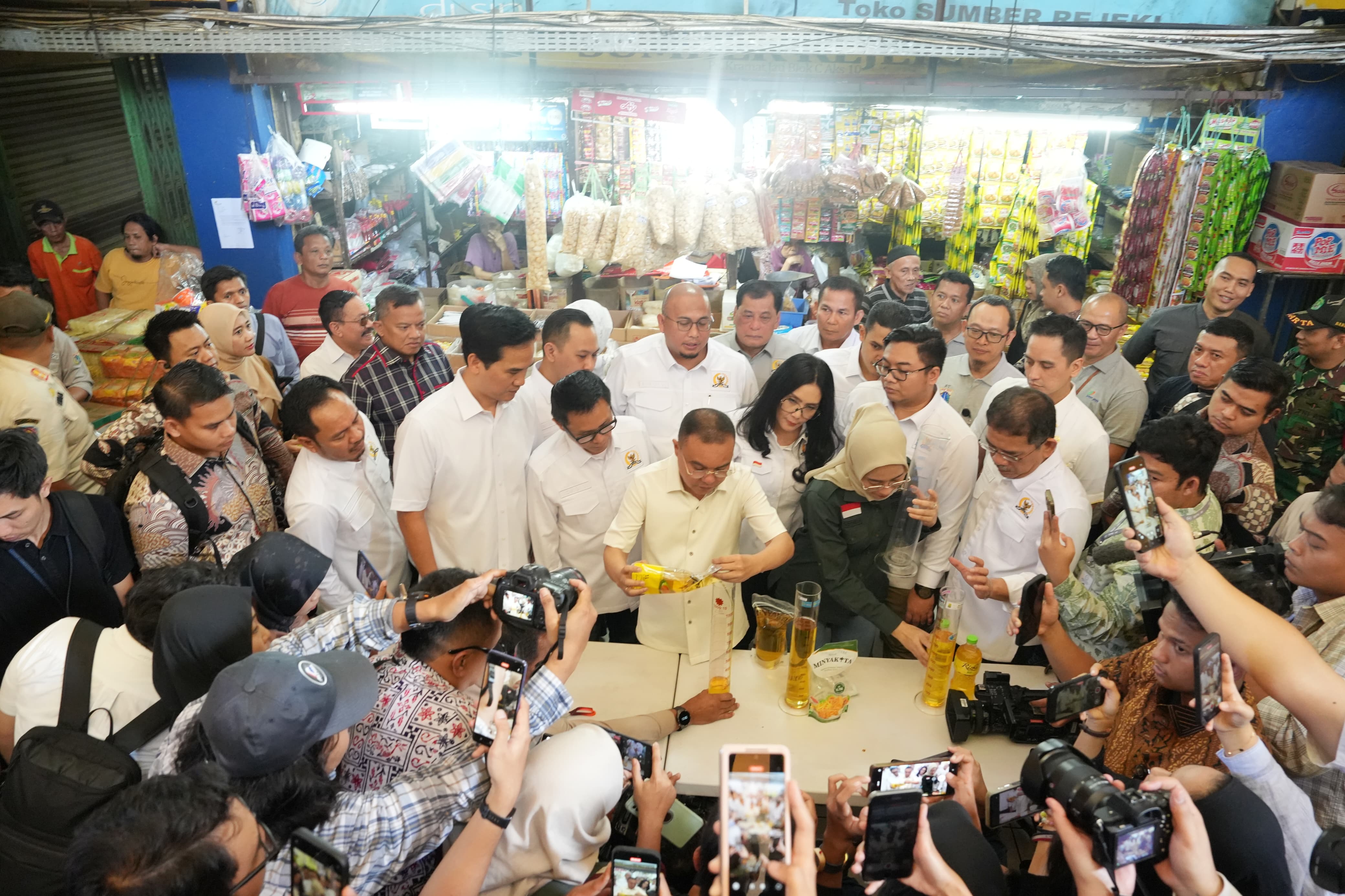 Pimpinan DPR bersama anggota Komisi VI melakukan sidak MinyaKita di Pasar Kramat Jati. (BeritaNasional/Elvis Sendouw)