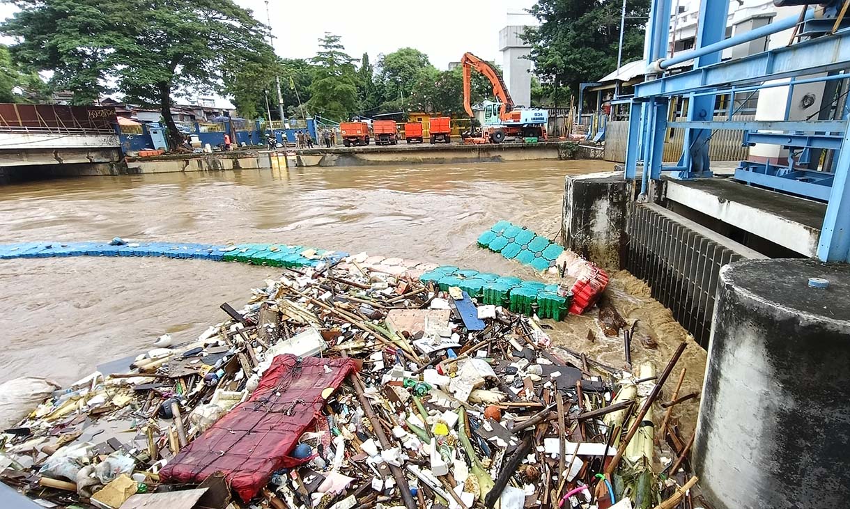 Sejumlah alat berat disiapkan guna mengangkut sampah di Pintu Air Manggarai, Jakarta, Rabu (5/3/2025). (Beritanasional.com/Oke Atmaja)