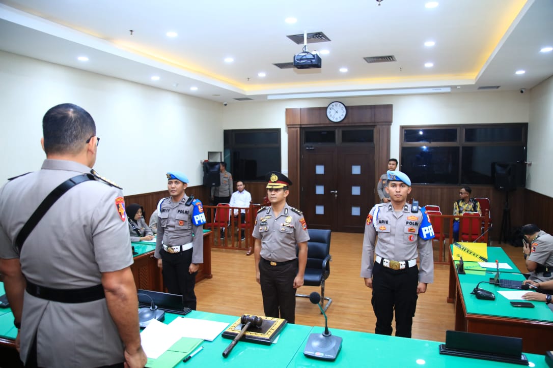 Sidang Komisi Kode Etik Polri (KKEP) Mantan Kapolres Ngada AKBP Fajar Widyadharma Lukman Sumaatmaja. (Foto/Polri).