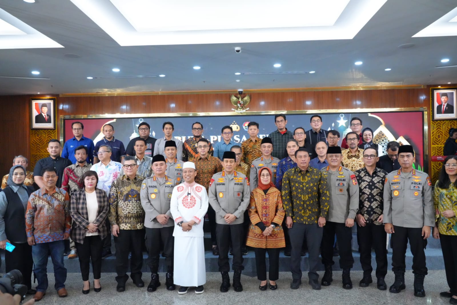 Polri dan Media Bersinergi Berbagi Takjil Serentak di Seluruh Indonesia. (Foto/Humas Polri).