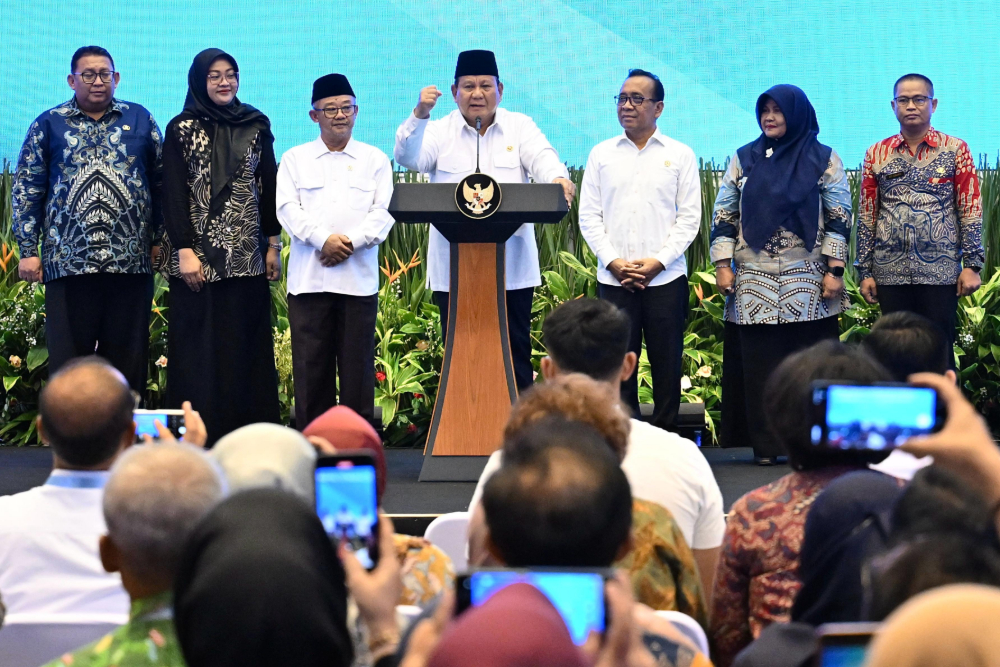 Presiden Prabowo Subianto (tengah) saat peluncuran mekanisme baru penyaluran tunjangan guru ASN daerah. (Foto/BPMI)