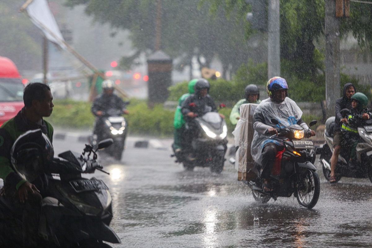 Pengendara motor melintas di tengah hujan di Jakarta. (BeritaNasional/Oke Atmaja)