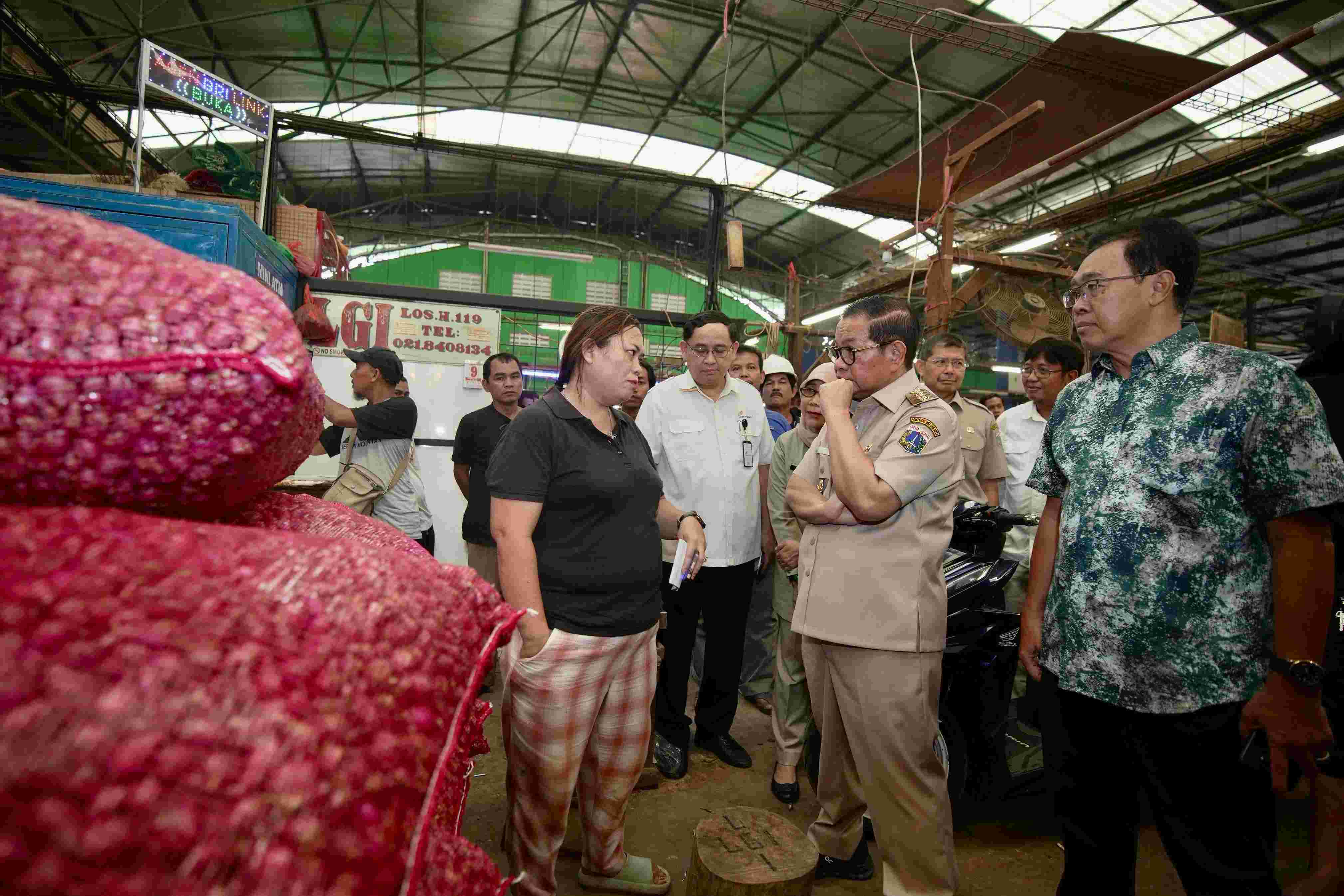 Gubernur Jakarta Pramono Anung (dua dari kanan) saat meninjau Pasar Induk Kramat Jati. (Foto/Pemprov Jakarta)