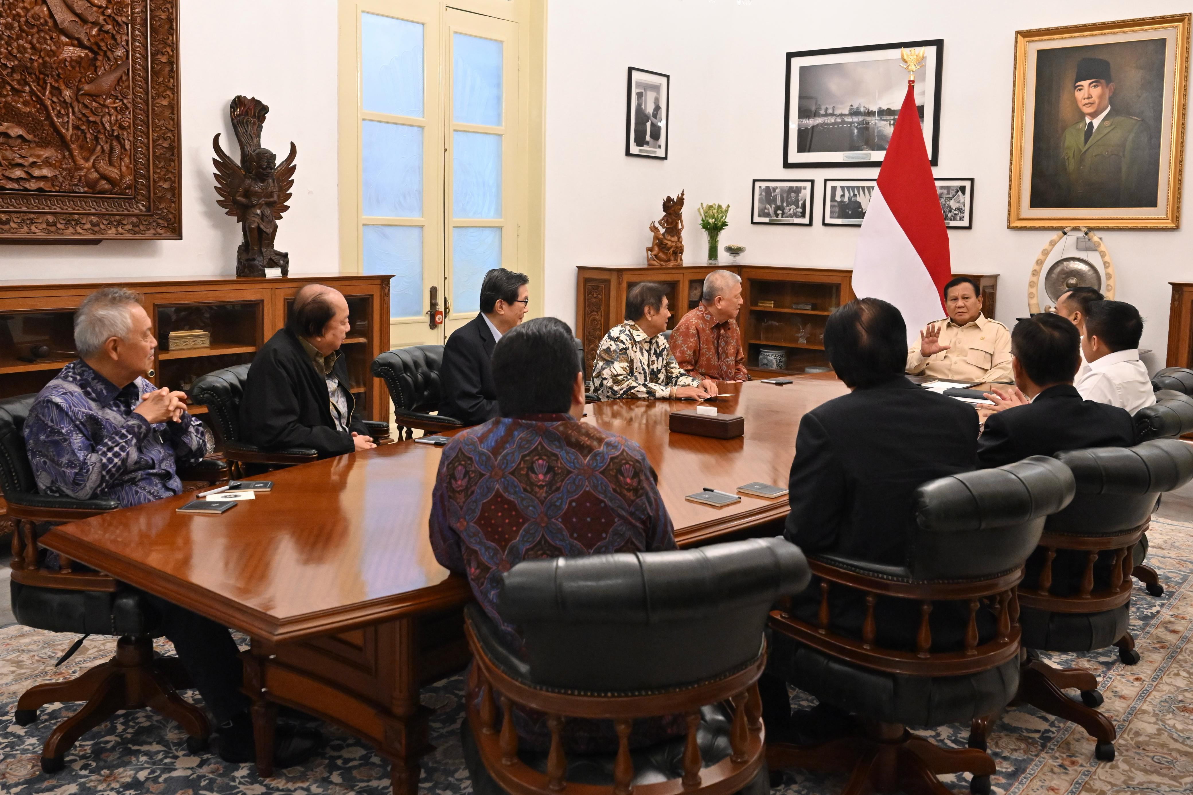 Presiden Prabowo Subianto menerima kehadiran delapan pengusaha besar di Istana Kepresidenan Jakarta. (Foto/Setpres)