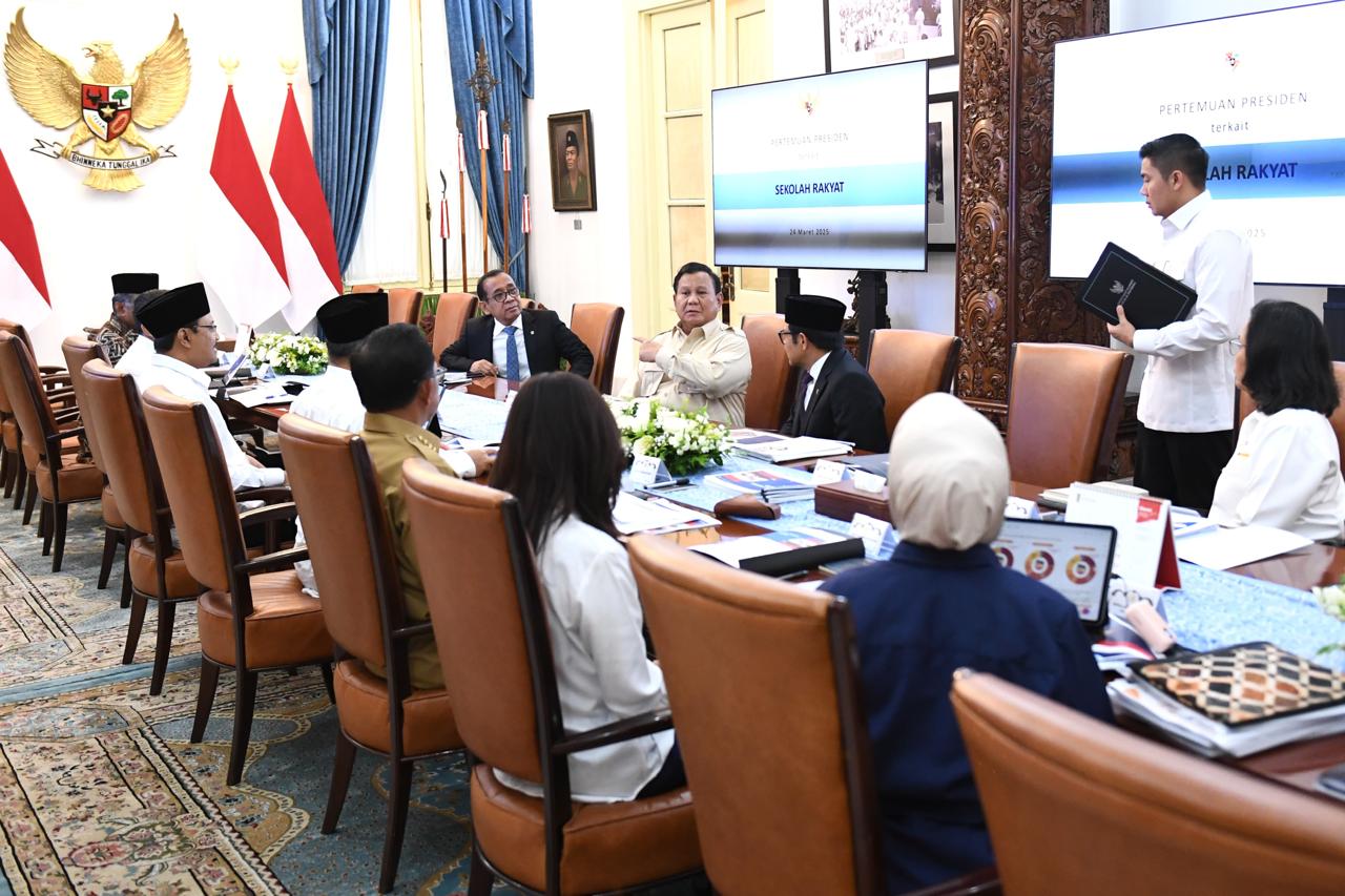 Rapat Presiden Prabowo Subianto bersama kabinet Merah Putih bahas sekolah rakyat. (BeritaNasional/dok Biro istana)