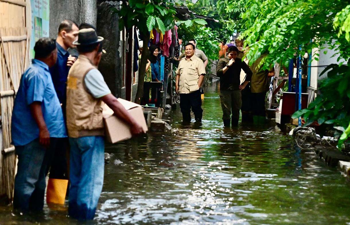 Presiden Prabowo Subianto mengunjungi masyarakat terdampak banjir di Babelan, Kabupaten Bekasi, Jawa Barat, Sabtu (8/3/2025).(Foto: Rusman - Biro Pers)