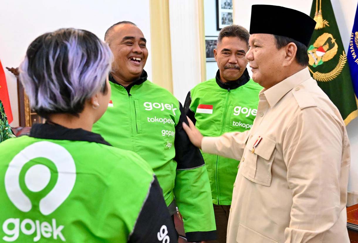 Presiden Prabowo Subianto  berbincang dengan para pengemudi ojek daring seusai menyampaikan keterangan terkait pemberian tunjangan hari raya (THR) di Istana Merdeka, Jakarta, Senin (10/3/2025). (Foto: Cahyo - Biro Pers Sekretariat Presiden)