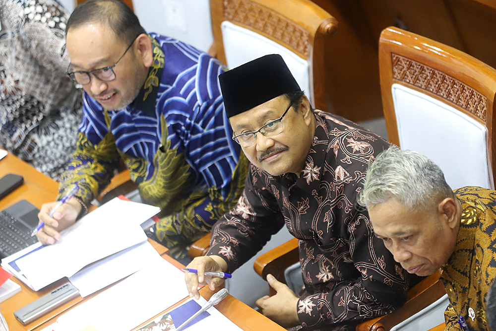 Menteri Sosial Saifullah Yusuf bersama jajaran Kemensos mengikuti Rapat Kerja bersama Komisi VIII. (BeritaNasional/Elvis Sendouw)