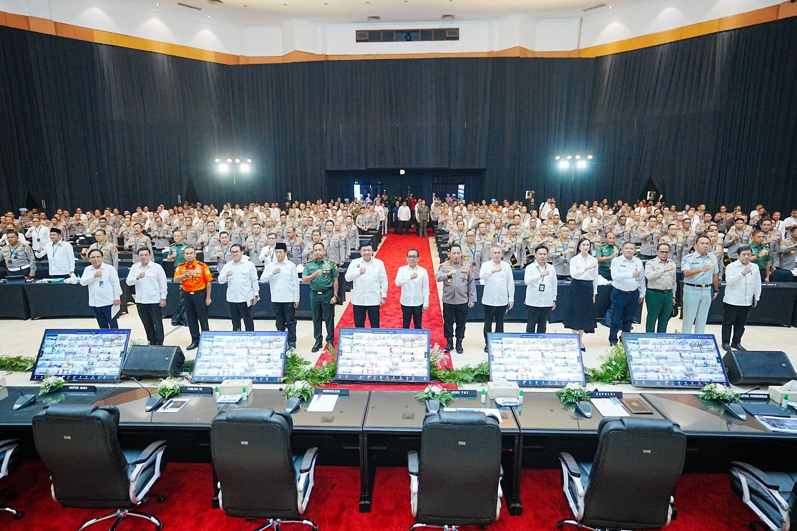 Kapolri Jenderal Pol. Listyo Sigit Prabowo menghadiri rapat lintas sektoral. (Foto/Humas Polri).