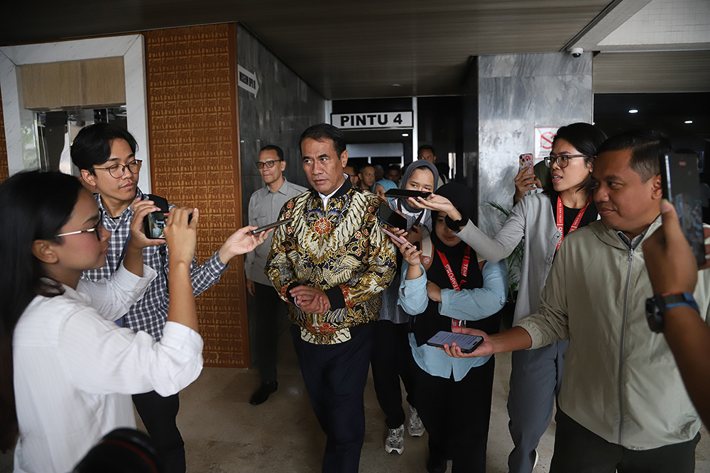 Menteri Pertanian Andi Amran Sulaiman memberikan keterangan kepada wartawan usai rapat kerja yang ditunda di Komisi IV DPR RI. (BeritaNasional/Elvis Sendouw)