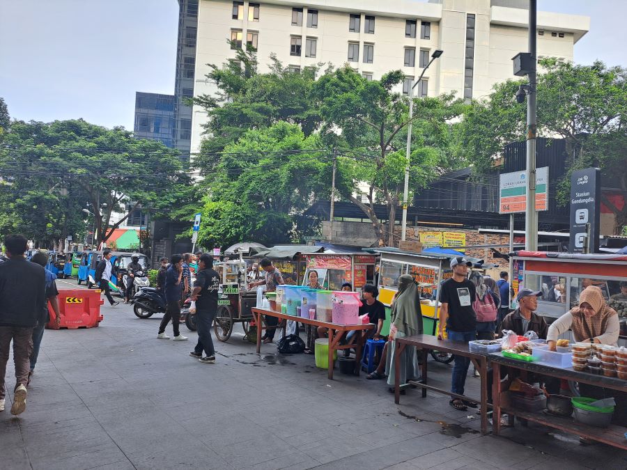 Suasana Stasiun Gondangdia salah satu tempat berburu takjil. (BeritaNasional/Lydia)