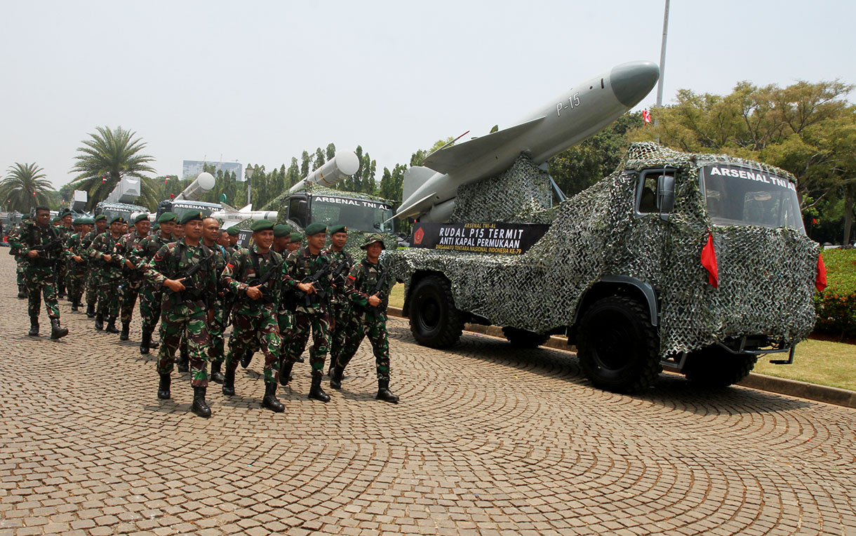 Prajurit TNI memeriksa senjata kapal tempur di Monumen Nasional, Jakarta, Selasa (1/10/2024).(BeritaNasional.com/Oke Atmaja)