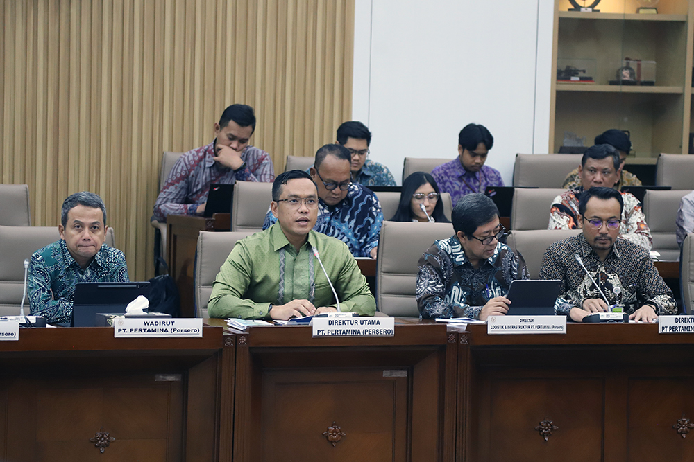 Rapat dengar pendapat Komisi VI bersama Direktur Utama Pertamina Simon Aloysius Mantiri. (BeritaNasional/Elvis Sendouw)