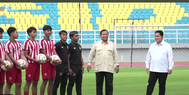 Presiden Prabowo Subianto (dua dari kanan) saat meninjau Stadion Delta Sidoarjo. (Foto/BPMI Setpres)