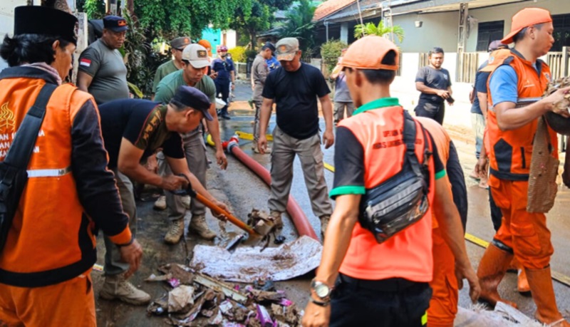 Satpol PP bersihkan sisa banjir Jakarta (Foto/Instagram Satpol PP DKI)