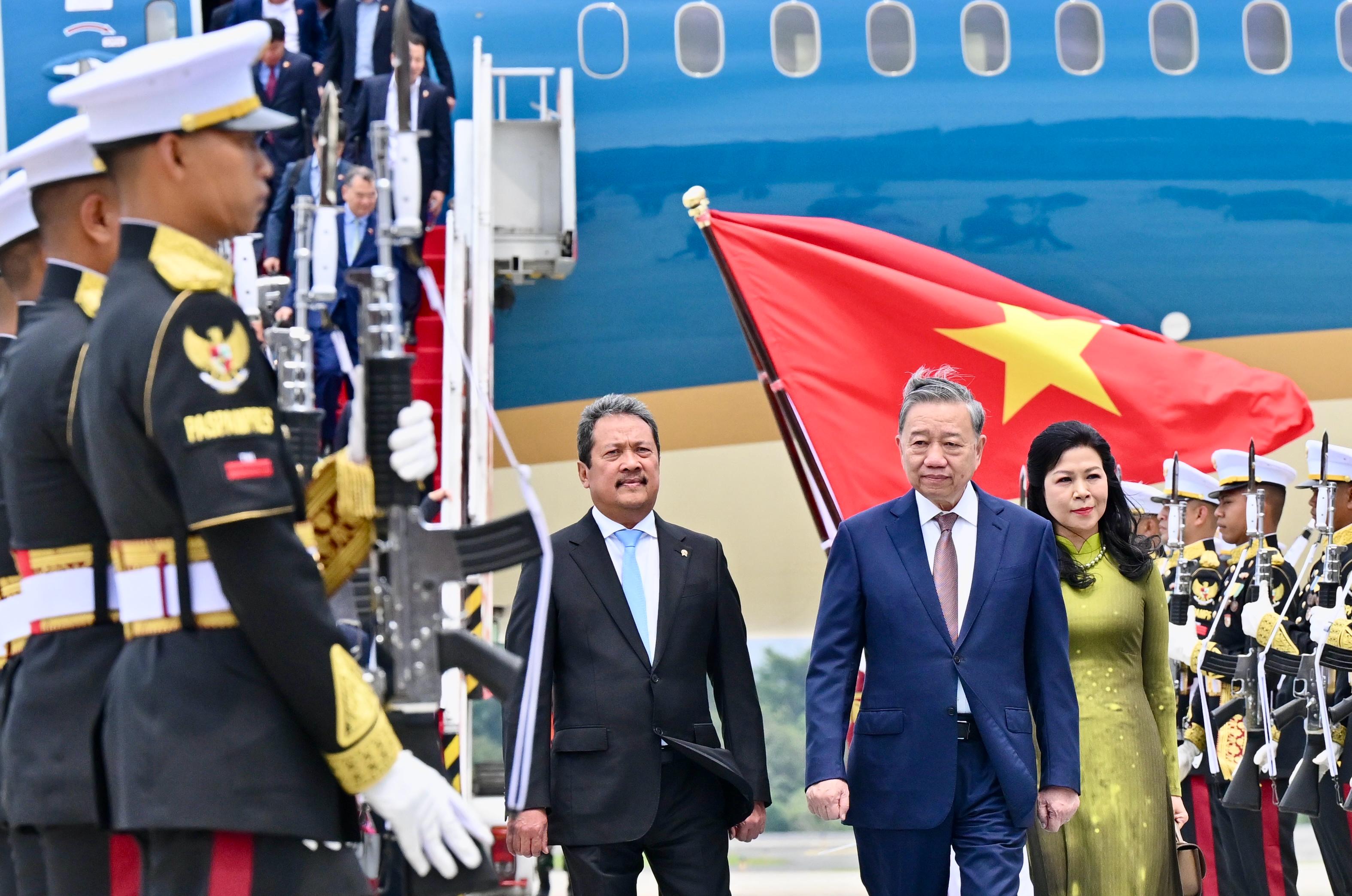 Sekjen Komite Sentral Partai Komunis Vietnam To Lam (tengah) saat tiba di Indonesia. (Foto/Biro Pers Sekretariat Presiden)