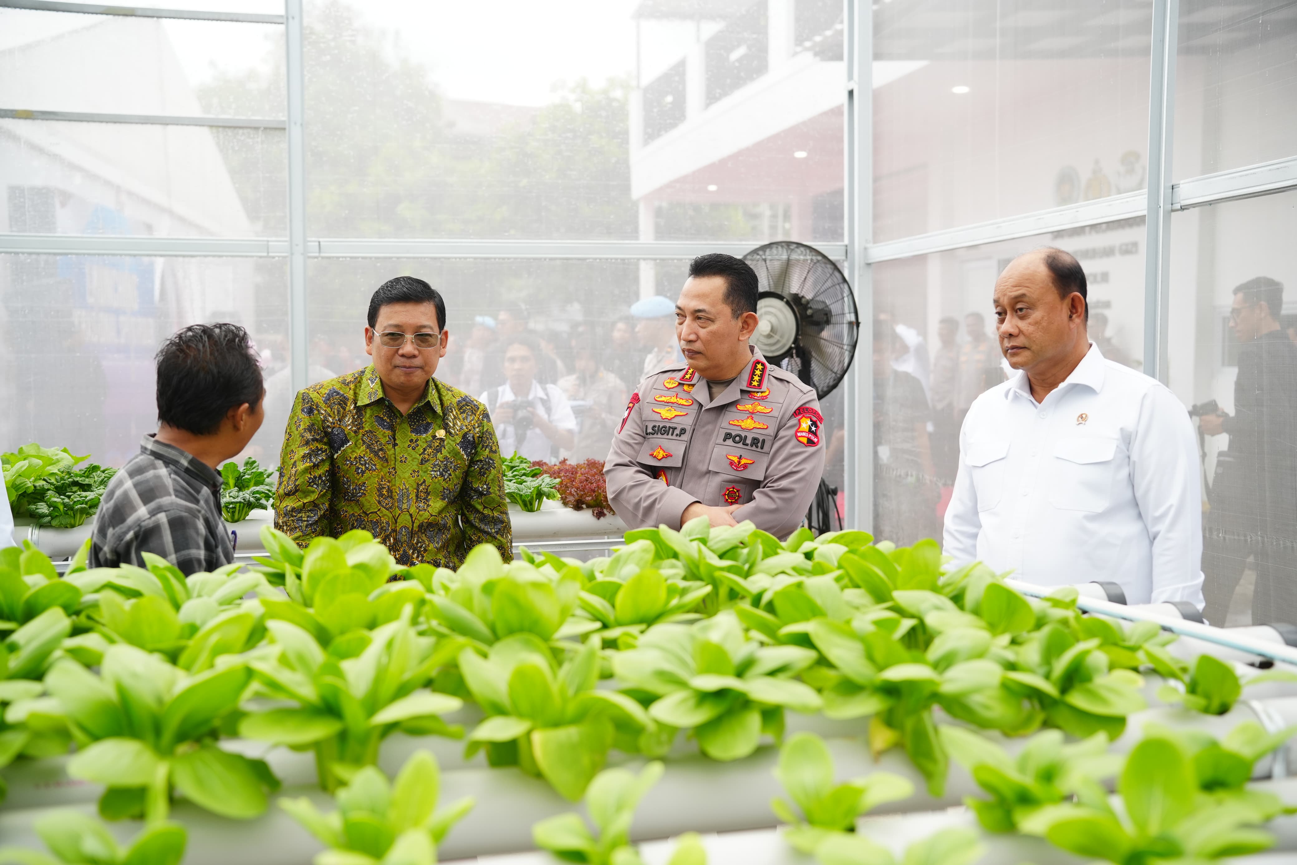 Kepala Badan Gizi Nasional (BGN) Dadan Hindayana bersama Kapolri Jenderal Pol Listyo Sigit memeriksa pasokan pangan MBG. (BeritaNasional/dok Polri)