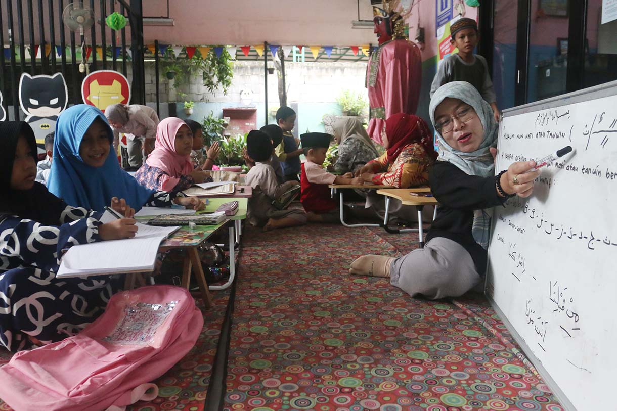 Sejumlah anak mengikuti pesantren kilat di Ruang Publik Terpadu Ramah Anak (RPTRA) Malinjo, Jakarta, Selasa (11/3/2025). (Beritanasional.com/Oke Atmaja)