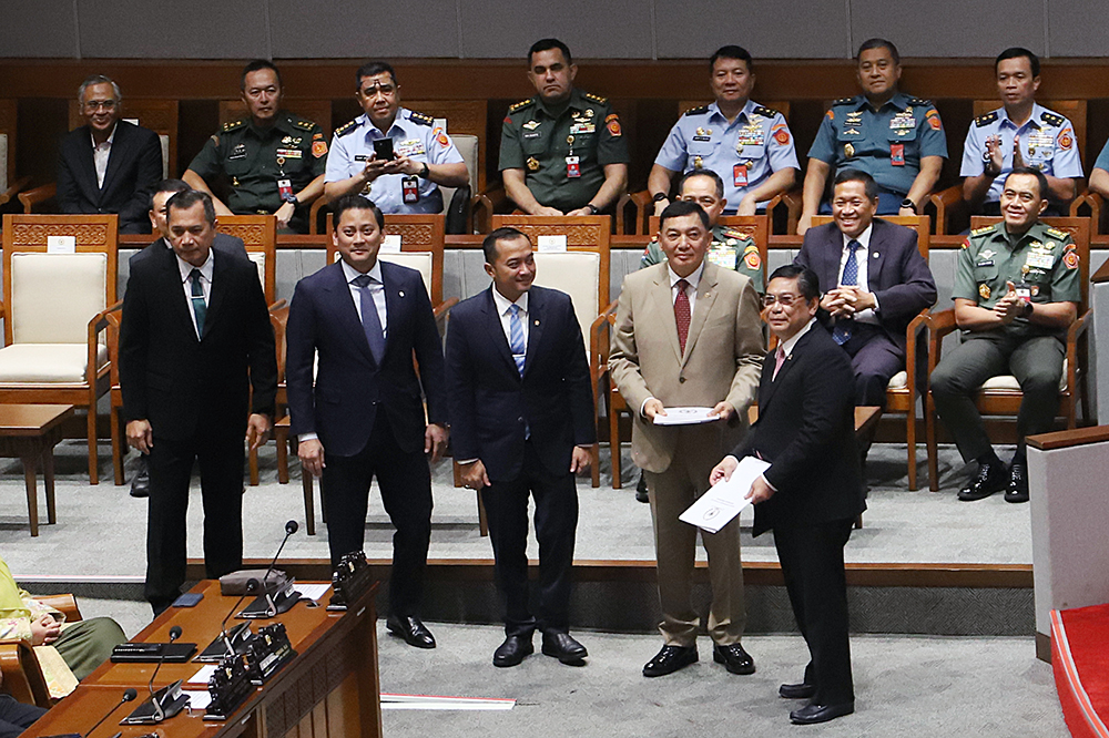 Menhan Sjafrie Sjamsoeddin saat pengesahan revisi UU TNI di Gedung DPR. (BeritaNasional/Elvis Sendouw)